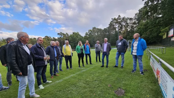 Der Sportausschuss unter dem Vorsitz von Matthias Kaiser (von rechts) machte sich vor Ort ein Bild vom Zustand des Platzes. RSV-Vorsitzender Stefan Schapeler, Beigeordneter Thorsten Paulussen und Wolfram Uhlig, Chef des gleichnamigen Garten- und Landschaftsbaubetriebes, stellten die Erfahrungen vor. - &copy; Astrid Sewing