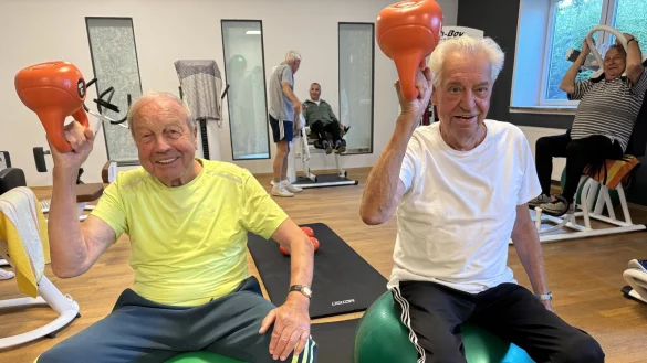 Carlheinz Klein (links) und Winfried Niederbr&ouml;ker sporteln regelm&auml;&szlig;ig mit viel Spa&szlig; in netter Gesellschaft. - &copy; Sandra Castrup