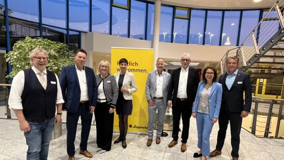 Im Austausch mit den Unternehmen in Detmold: Thomas Lammering (von links), Frank Hilker, Svenja Jochens, Jenny Krumov, Dirk Dankelmann, Volker Steinbach, Dr. Miriam Mikus sowie Lars Henning D&ouml;hler. - &copy; IHK Lippe