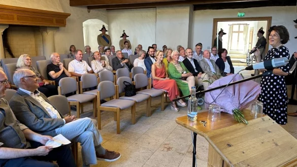 Festakt zum 100-J&auml;hrigen: Rechts im Bild: Vorsitzende Anne Oelers-Albertin - &copy; Heimatverein Horn