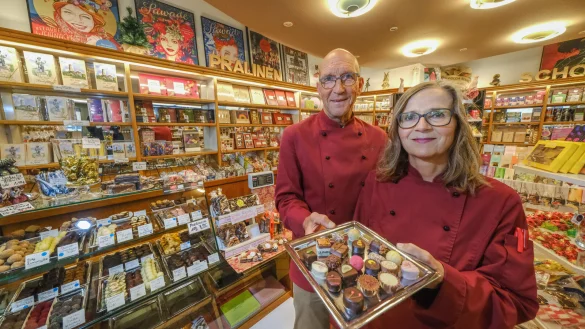 Wie eine andere Welt: Klaus Nagel und Ehefrau Sabine Tholeikes-Nagel in ihrem Fachgesch&auml;ft Schoko-Peter. - &copy; Andreas Zobe