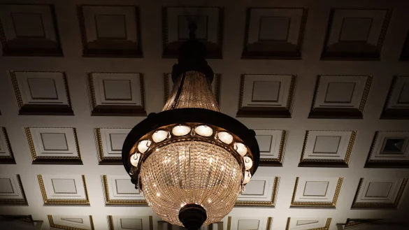 Der Kronleuchter im Saal des Theaters im Park funkelt, wenn der Strom flie&szlig;t. Das Licht erzeugen allerdings noch herk&ouml;mmliche Gl&uuml;hbirnen. - &copy; Ulf Hanke