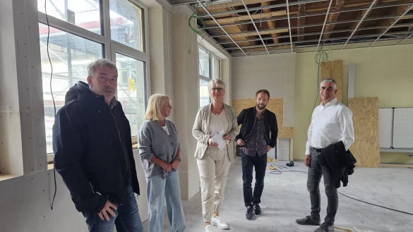 Die Stadt Lage investiert kr&auml;ftig,Thomas Kr&uuml;ger (links) koordiniert die Sanierung der Grundschule Ehrentrup. Beim Baurundgang erkl&auml;ren auch Schulleiterin Antje Ehlebracht (von links), Petra Lesemann (Fachteamleiterin Geb&auml;udemanagement der Stadt Lage), der stellvertretende Schulleiter Tim Siekmann und Beigeordneter Thorsten Paulussen die Details. - &copy; Astrid Sewing