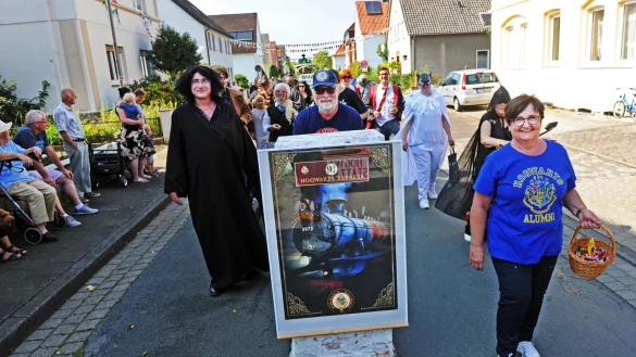 Die Dorfbewohner haben lange an ihren Kost&uuml;men und Wagen gebastelt, um die Zuschauer zu erfreuen. Das hat sich gelohnt. - &copy; Nicole Ellerbrake