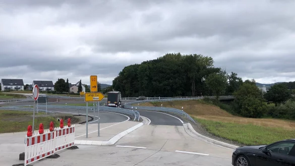 Die ersten Meter Asphalt sind auf der "Brille" in H&ouml;he des ehemaligen provisorischen Kreisels f&uuml;r den Verkehr freigegeben. Hier geht es Richtung Lemgo. - &copy; Thomas Reineke