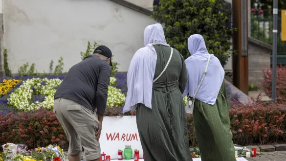 Nach der Messerattacke auf dem Solinger Stadtfest legen Menschen in der N&auml;he des Tatortes Blumen und Kerzen zum Gedenken der Opfer nieder. Unter den Trauernden sind auch Menschen muslimischen Glaubens. - &copy; picture alliance/dpa