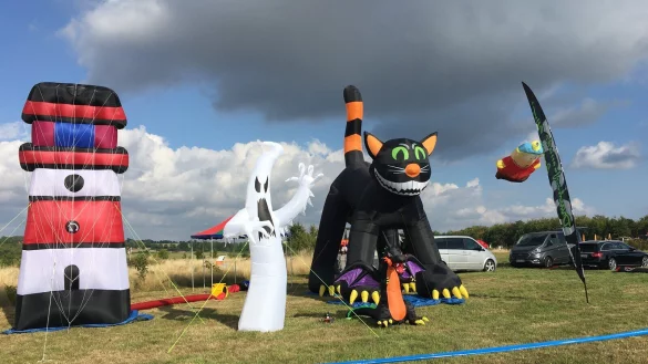 Falls der Wind nicht mitspielt, sollen diese aufblasbaren Kameraden die Unterhaltung am Boden garantieren. - &copy; Stadt Detmold