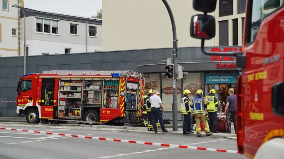 Aus einer K&uuml;hlmittelleitung ausstr&ouml;mendes Gas f&uuml;hrte zu einem Feuerwehreinsatz am Montagnachmittag am Hasselter Platz. - &copy; Leon Stock