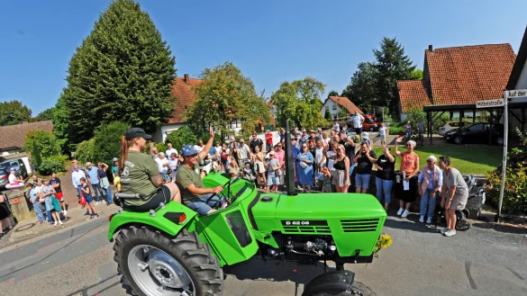 Die Dorfbewohner haben lange an ihren Kost&uuml;men und Wagen gebastelt, um die Zuschauer zu erfreuen. Das hat sich gelohnt. - &copy; Nicole Ellerbrake