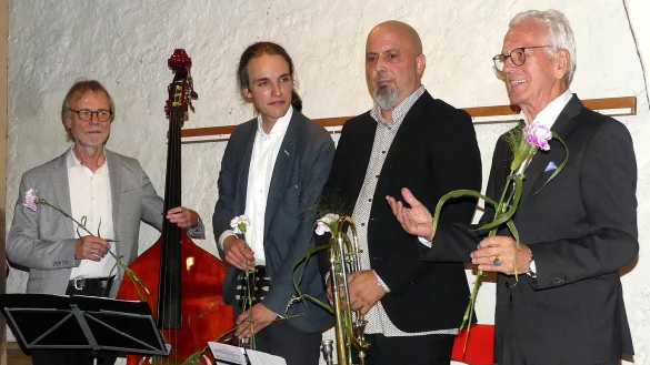 Als Dankesch&ouml;n gab es Nelken f&uuml;r Dr. Wolf-Dietrich von Ohlen (rechts) und die exzellenten Musiker Gabor Jacob (Posaune), Karl-Jakob Vogt (Gitarre) und Ingo Otte (Kontrabass) - &copy; Rudi Rudolph