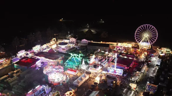 Die bunten Lichter der vielen Fahrgeschäfte entfalten abends ein besonderes Wilbasen-Flair. - © Kreis Lippe