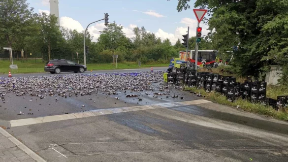 Ein Lkw hat etwa 200 Kisten Bier verloren. Die Feuerwehr Paderborn war mit den Aufr&auml;umarbeiten vor Ort besch&auml;ftigt. - &copy; Feuerwehr Paderborn