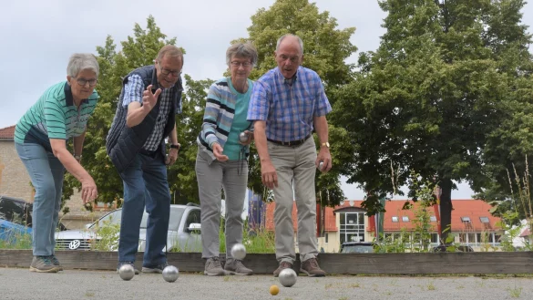 Petra und Hans Elkenkamp, Karin und Peter Fliege (v. l.) lassen die st&auml;hlernen Kugeln rollen. Wenn das Wetter es zul&auml;sst, verabreden sie sich kurzfristig zu einem Spiel auf der Boulebahn. - &copy; Karin Prignitz