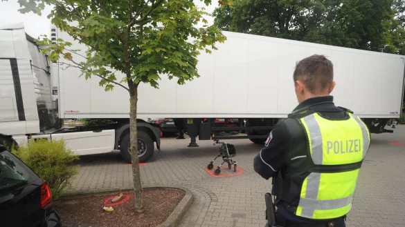 Die Polizei ermittelt nach dem t&ouml;dlichen Verkehrsunfall auf dem Combi-Parkplatz in Rahden. - &copy; Joern Spreen-Ledebur