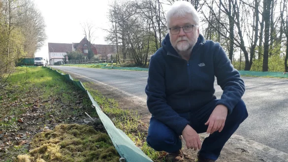 Dirk Rosenlicht an einem der Amphibienz&auml;une, im Hintergrund ist ein Teil des Gut Eckendorf sichtbar. Hinter dem Zaun ist Moos gelagert, das die Ehrenamtlichen f&uuml;r die Eimer, in die die Amphibien fallen, nutzen. - &copy; Stra&szlig;en NRW