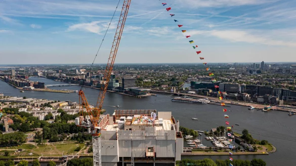 Das Maritim-Hotel im Amsterdamer Hafenviertel bietet schon jetzt einen gro&szlig;artigen Ausblick auf die niederl&auml;ndische Metropole. - &copy; Martin Krause