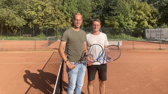 Vorsitzender Tim Hagemeier (links) und Moritz Ostermann vom Vorstand des Tennisclubs Gr&uuml;n-Wei&szlig; Bad Meinberg hoffen, die Anlage erhalten zu k&ouml;nnen. - &copy; Cordula Gr&ouml;ne