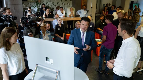 Hubertus Heil (SPD), Bundesminister f&uuml;r Arbeit und Soziales, nimmt an der Er&ouml;ffnungsveranstaltung des Projekts &laquo;KI-Studios&raquo; teil und schaut sich einen "KI-Demonstrator" an. Das Projekt "KI-Studios - Erlebniswerkst&auml;tten zur partizipativen Gestaltung betrieblicher KI-Anwendungen" besch&auml;ftigt sich mit Fragen rund um die k&uuml;nstliche Intelligenz und soll KI mit Demonstratoren erlebbar machen. - &copy; Sven Hoppe/dpa
