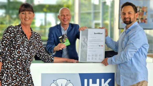 Stolz auf die Zertifikatsverl&auml;ngerung: Elke Stinski, Frank Lumma (Mitte) und Timm L&ouml;nneker sind die Ansprechpersonen im Startercenter NRW bei der IHK Lippe - &copy; IHK Lippe