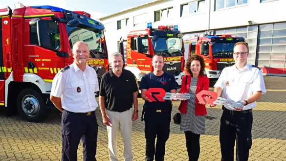 Wehrf&uuml;hrer Joachim Wolf (von links), R&uuml;diger Scheu&szlig; (Stadt), Mathias Br&uuml;hl (Hauptbrandmeister Feuerwehr Detmold), Dr. Miriam Mikus (Stadt) und Stefan Kall (Einheitsleiter L&ouml;schzug Mitte). - &copy; Nicole Ellerbrake