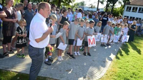 Die Grundsch&uuml;ler freuen sich riesig &uuml;ber die Er&ouml;ffnung des Parks. Ein paar Gru&szlig;worte gibt es von B&uuml;rgermeister Mario Hecker. - &copy; Nicole Ellerbrake