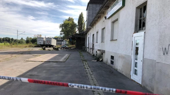 Absperrband an der Ladestra&szlig;e. Hier hatte am 20. September eine Lagerhalle gebrannt. - &copy; Thomas Reineke