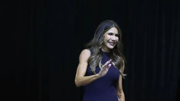 Kristi Noem stritt die j&uuml;ngsten Vorw&uuml;rfe gegen sie bisher nicht ab. - &copy; Scott Olson / Getty Images via AFP