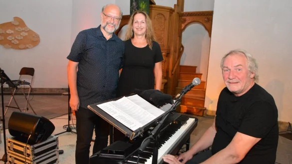 Compassion-Leiter Steve Volke pr&auml;sentiert in der Helpuper Kirche mit den bekannten Gospel-Interpreten Ruthild Wilson und Helmut Jost (v. l.) das neue Programm. Foto: Karin Prignitz - &copy; Karin Prignitz