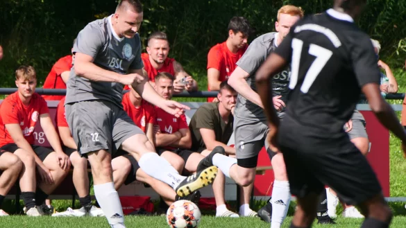 Tobias Fitz und Ingo Schmitz (rechts) setzen die Abwehr des SV Diestelbruch-Mosebeck unter Druck. - &copy; J&ouml;rg Hagemann