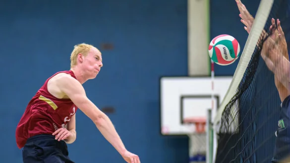 Schmetterball: Wuchtig schl&auml;gt J. M&uuml;ller den Ball in das gegnerische Feld. - &copy; Egon Penner