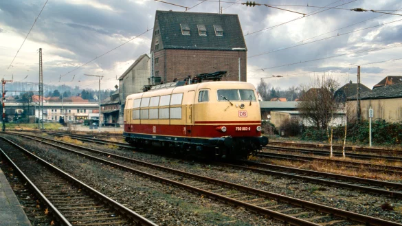 Eine Versuchslok der Baureihe "750/103" 2002 im Bahnhof Lage. - &copy; Andreas Heyden