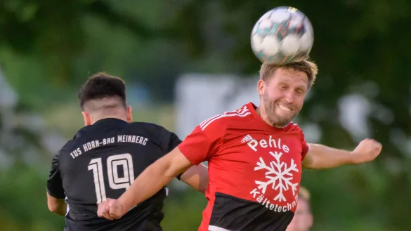 Starke Duelle - In dieser Szene behauptet sich der Heidener Stefan Burkert (rot) gegen seinen Horner Kontrahenten Can &Uuml;nal im Kopfballduell. Foto: Egon Penner. - &copy; EGON PENNER