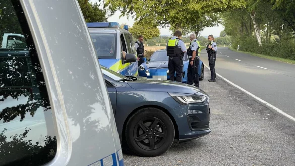 Die Kellner-Veranstaltungen binden jede Menge Personal, kritisiert das Blomberger Bündnis. Am Samstag kontrollierte die Polizei mit zahlreichen Beamten unter anderem den Verkehr an den Ortseingängen von Tintrup. - © Silke Buhrmester