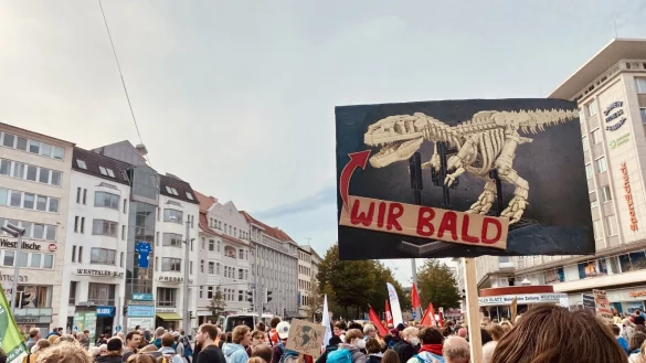 Klimastreik im September 2022 in Bielefeld: Mit ausgefallenen Plakaten zeigen die Demonstrierenden ihre Sorgen und W&uuml;nsche. - &copy; Phyllis Frieling