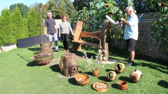 Ernst Heiner H&uuml;ser (rechts) beim letzten Feinschliff an der neuen Bank. Sie hat einen Ehrenplatz bei Ute und Dirk Noack (links) im Garten bekommen - dort, wo fr&uuml;her der gro&szlig;e Walnussbaum stand. - &copy; Jana Beckmann
