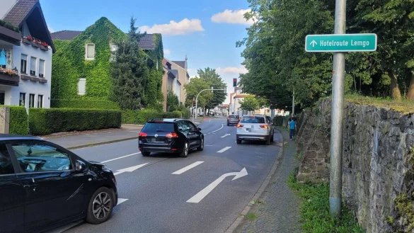 Und pl&ouml;tzlich ist er weg: Der Fahrradschutzstreifen endet an der Herforder Stra&szlig;e kurz vor der Abbiegespur zum Steinweg. Jetzt sollen die Radler Vorrang erhalten - zumindest auf Zeit. - &copy; Katrin Kantelberg