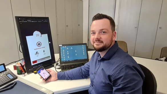 Zur Ansicht hat sich Mathias Koch mal die Startseite der Kat-Retter-App auf seinen Dienstbildschirm im Schiederaner Rathaus geholt. Das ist das Bild, was er auch auf dem Handy sieht, wenn die Leitstelle den Alarm ausl&ouml;st. - &copy; Marianne Schwarzer