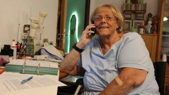 Renate Müller gibt als qualifizierte Rheuma-Beraterin und Vorsitzende der Selbsthilfegruppe in Lemgo gerne Auskunft. - © Sandra Castrup