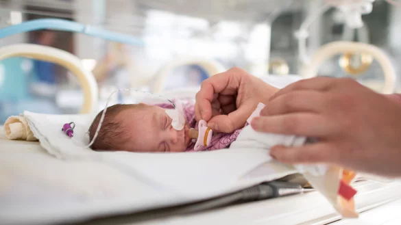 Um das Sterberisiko extremer Frühchen zu reduzieren, gelten ab 2024 strengere Vorgaben für die Kliniken, die sie behandeln möchten. - © picture alliance