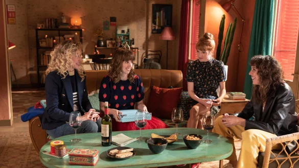 Teresa Riott als Nerea (v. l.), Paula Mal&iacute;a als Carmen, Diana Gomez als Valeria und Silma L&oacute;pez als Lola, teilen alles miteinander. - &copy; 2022 Netflix, Inc.