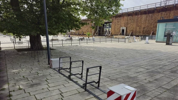 Die &bdquo;Wanderb&uuml;gel&ldquo; werden in der Innenstadt von Bad Salzuflen und in ausgew&auml;hlten Ortsteilen in den kommenden Monaten getestet und sollen als Abstellm&ouml;glichkeit wesentlich zur Nutzung des Fahrrades als innerst&auml;dtisches Verkehrsmittel beitragen - wie hier am ersten Probestandort am Haupteingang des Kurparks in der Salzufler Innenstadt. - &copy; Stadt Bad Salzuflen