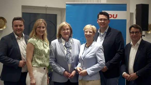 Die drei CDU-Kreisvorsitzenden Lars Brakhage (Lippe), Joachim Ebmeyer (Herford) und Oliver Vogt (Minden-L&uuml;bbecke) mit den drei Bewerberinnen Verena Mertens (v. l.), Angelika Westerwelle und Anne Deter. - &copy; Felix Eisele