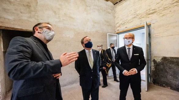 Der damalige NRW-Ministerpr&auml;sident Armin Laschet (CDU) hatte die Gedenkst&auml;tte 2020 besucht. Rechts neben ihm: Andr&eacute; Kuper. - &copy; Besim Mazhiqi