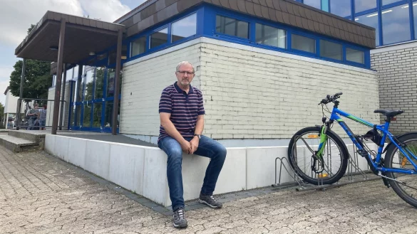 J&uuml;rgen Beutel vom Stadtsportverband Horn-Bad Meinberg ist f&uuml;r die Organisation der Sporthallen zust&auml;ndig. Die Sporthalle am P&uuml;ngelsberg ist &uuml;ber eine Rampe zu erreichen, nicht aber die Zuschauerpl&auml;tze. - &copy; Cordula Gr&ouml;ne