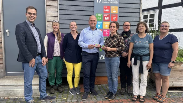 Der Westfalen-Weser-Kulturpreis geht an den Verein Lippe im Wandel: (von links) Sebastian Wöhler (Kommunalbetreuer WW), Simone Büring (Lippe im Wandel), Iris Schröder (Gemeinde Schlangen), Marcus Püster (Bürgermeister) sowie Anika Hendricks, Melanie Wienhold, Edeltraud Kuhlmeier, Petra
Pauly von Lippe im Wandel. - © Lippe im Wandel