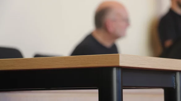 Der 56-j&auml;hrige Detmolder nimmt am vierten Prozesstag auf der Anklagebank Platz. Er bestreitet die Tat, eindeutige Beweise daf&uuml;r, dass der Sohn den Brand gelegt hat, gibt es nicht &ndash; nur Indizien. Die Staatsanwaltschaft wirft ihm Mord vor - &copy; Janet K&ouml;nig