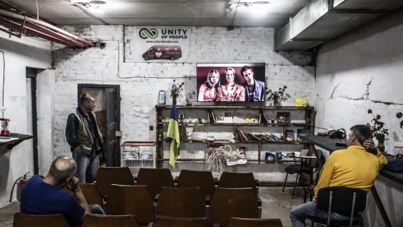 Bewohner schauen sich einen Film im Sicherheitsraum des Stabilisierungspunktes in Huljajpole an. - &copy; Andy Spyra