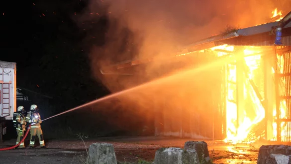 Die Lagerhalle in der Bad Salzufler Ladestra&szlig;e steht am Mittwochmorgen in Flammen. Die Feuerwehr Bad Salzuflen ist mit vielen Kr&auml;ften vor Ort und kann ein &Uuml;bergreifen auf angrenzende Geb&auml;udeteile verhindern. - &copy; Foto: Daniel Hobein / Feuerwehr Bad Salzuflen
