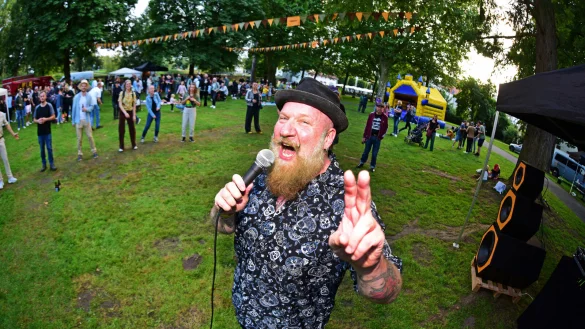 &bdquo;Dr. Ring Ding&ldquo; tritt bei der &bdquo;Block Party&ldquo; im Abteigarten und begeistert die Besucher. - &copy; Nicole Ellerbrake