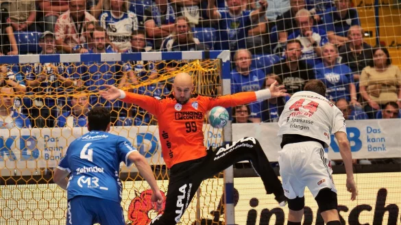 Urh Kastelic (hier bei einer Siebenmeterparade gegen Christoph Steinert) und Samuel Zehnder (links) wollen auch in Wetzlar punkten. Foto: J&ouml;rg Hagemann - &copy; J&ouml;rg Hagemann